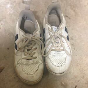 Veja Kids Sneakers in White and Navy